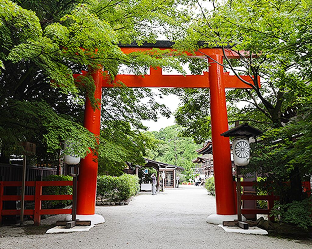 神社に入る前にある鳥居の画像