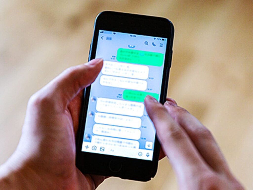 スマートフォンでメッセージのやり取りをしている画像