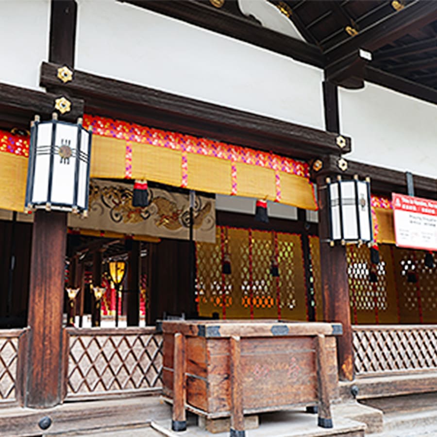 神社にあるお賽銭入れ